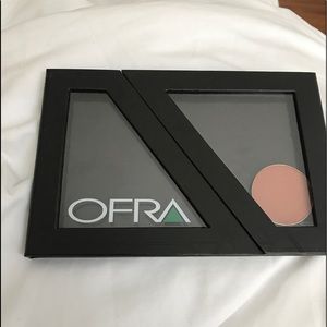Ofra magnetic eyeshadow case , with 1 eyeshadow